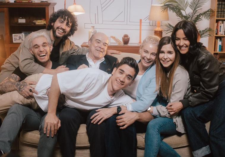 Fran Perea, junto al reparto de la serie 'Los Serrano' reunidos para la grabación de la nueva canción