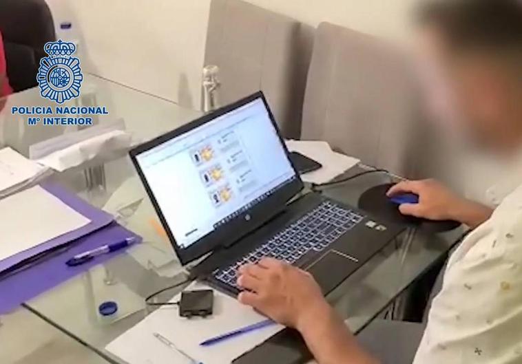 La foto de boda que destapó en Málaga una 'consultoría' del cibercrimen