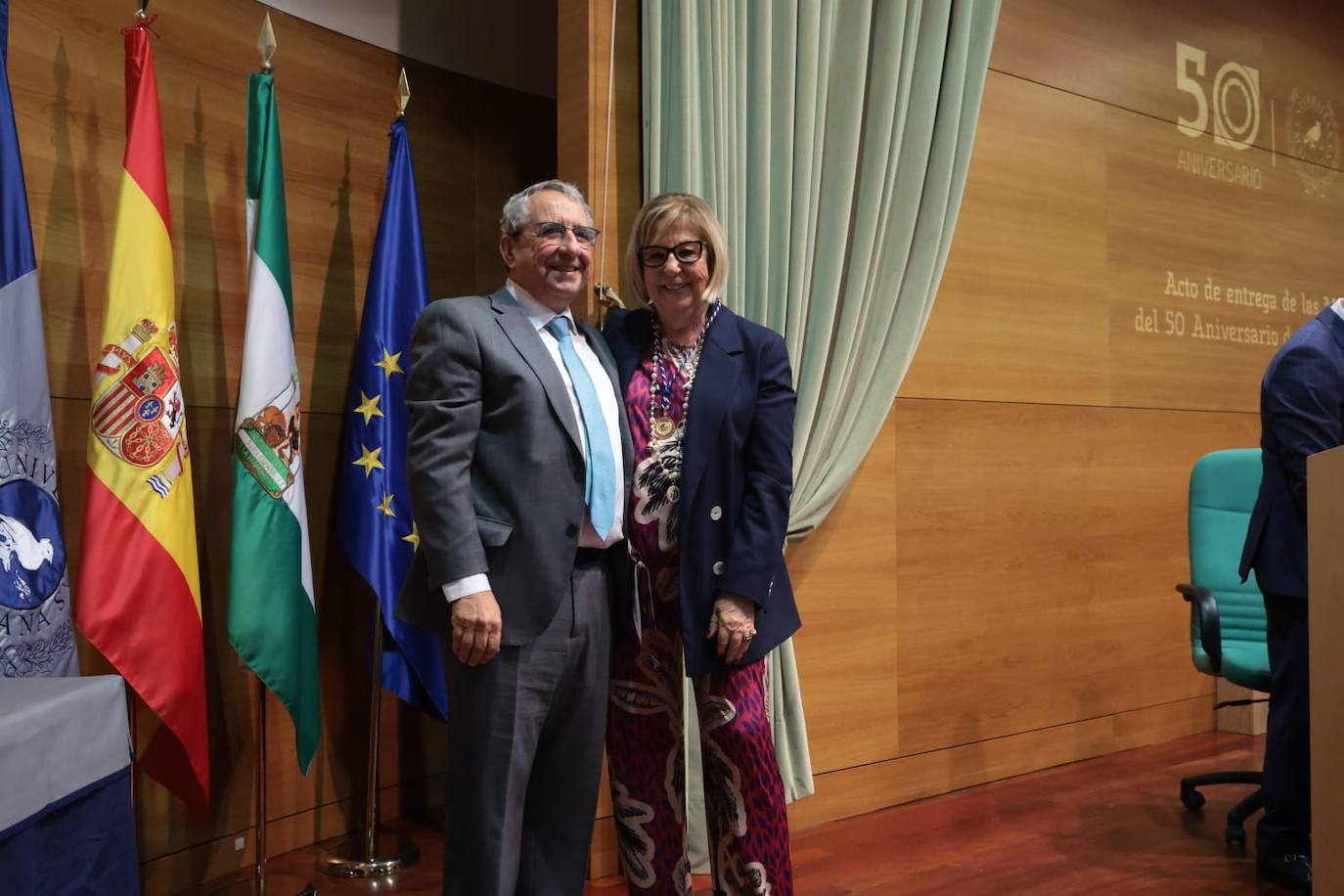 José Ángel Narváez y su antecesora, que fue rectora entre los años 2003 y 2015.