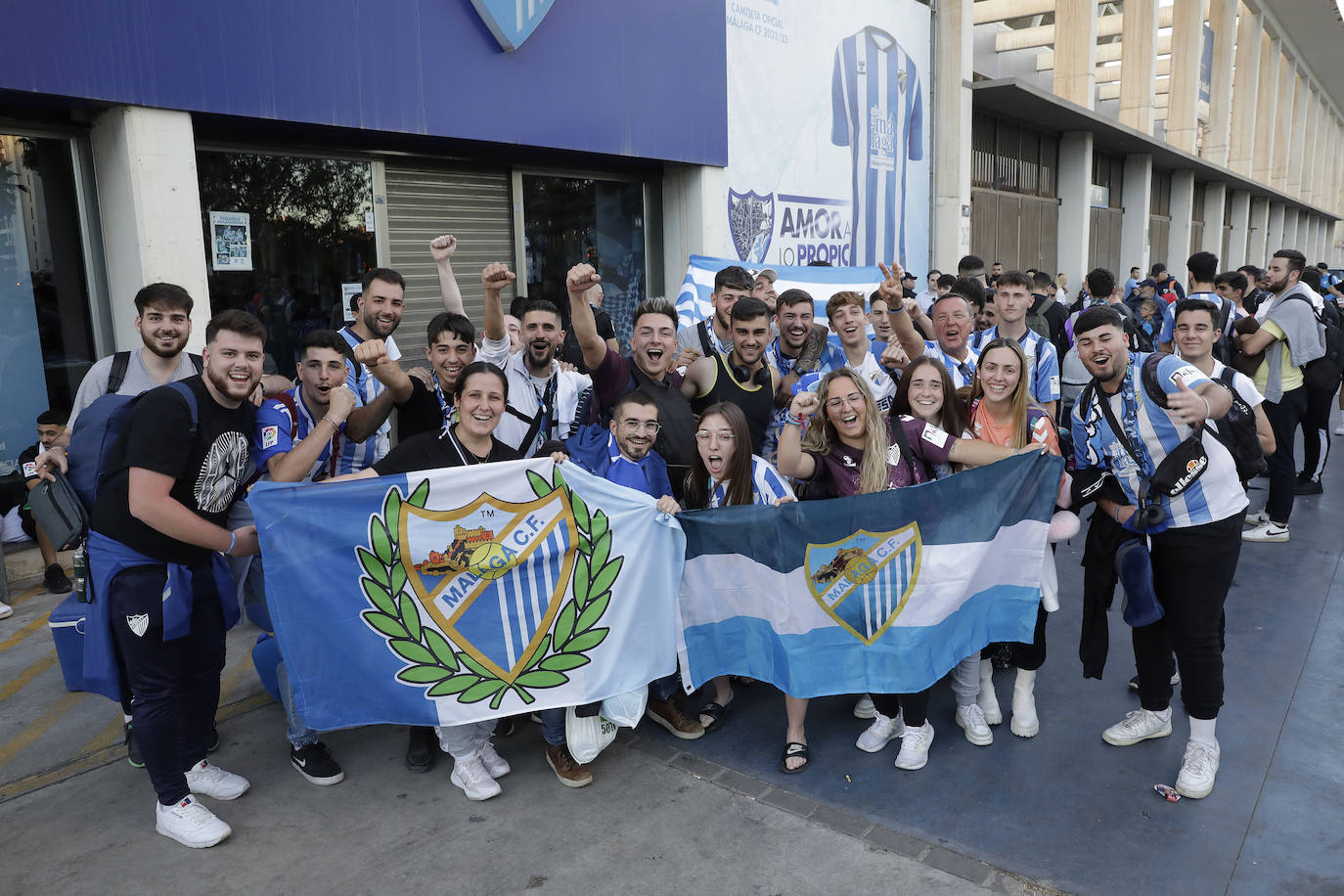 Los aficionados del Málaga parten con ilusión a Lugo