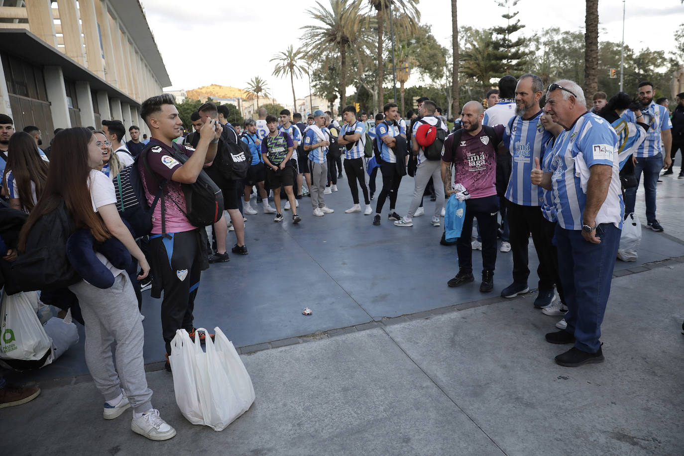 Los aficionados del Málaga parten con ilusión a Lugo