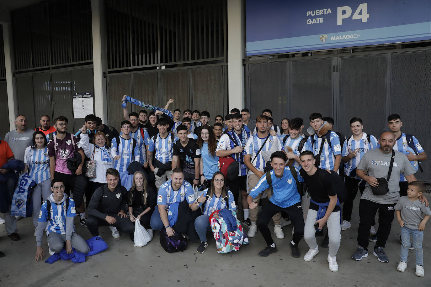 Los aficionados del Málaga parten con ilusión a Lugo