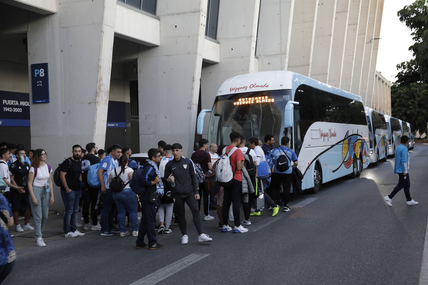 Los aficionados del Málaga parten con ilusión a Lugo