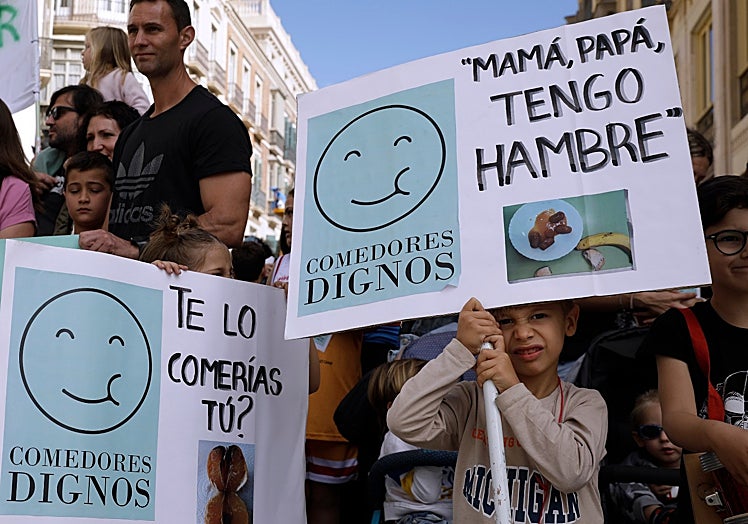 Imagen principal - Más imágenes de la protesta. 