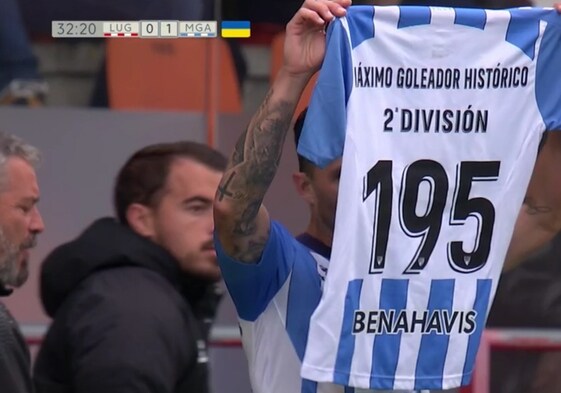 Rubén Castro sostiene la camiseta conmemorativa de su gol, que le dieron desde el banquillo, en la celebración del 0-1.