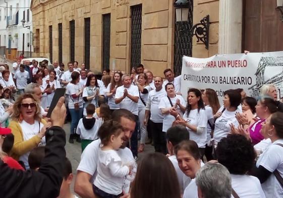 Movilización vecinal a las puertas del balneario de Carratraca.