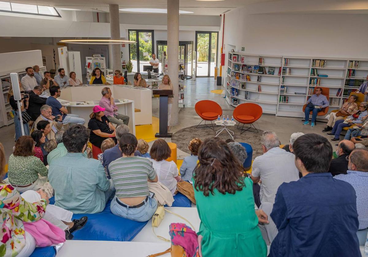 La Biblioteca Central Fernando Alcalá, en Marbella, hoy por la mañana.