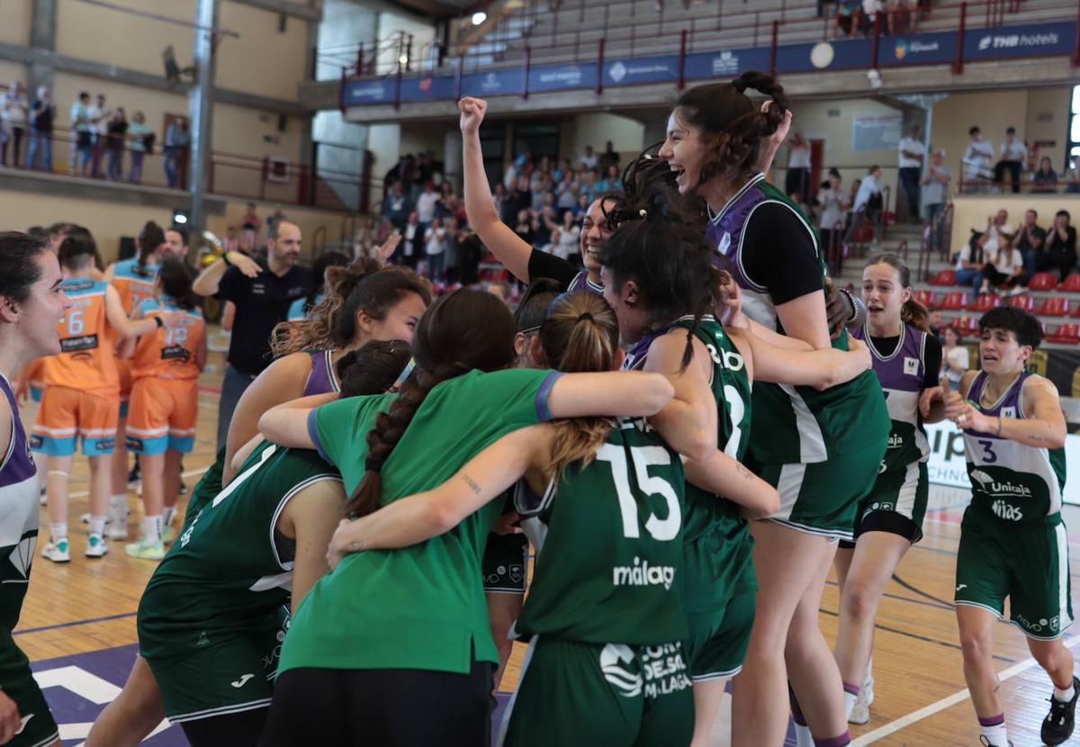 Las jugadoras del Unicaja Mijas celebran el ascenso sobre la pista.