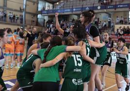 Las jugadoras del Unicaja Mijas celebran el ascenso sobre la pista.