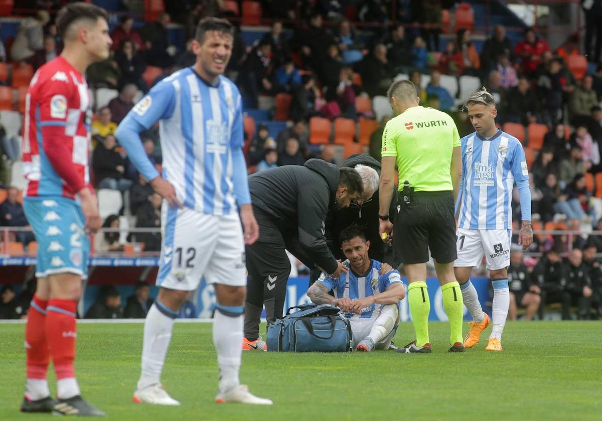 Las asistencias atienden a Rubén Castro en un momento del duelo de este domingo en Lugo.