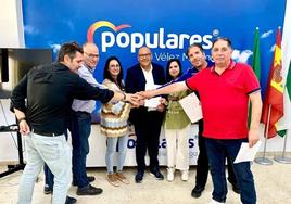 El candidato del PP a la Alcaldía, Jesús Lupiáñez, este lunes con los sindicatos.