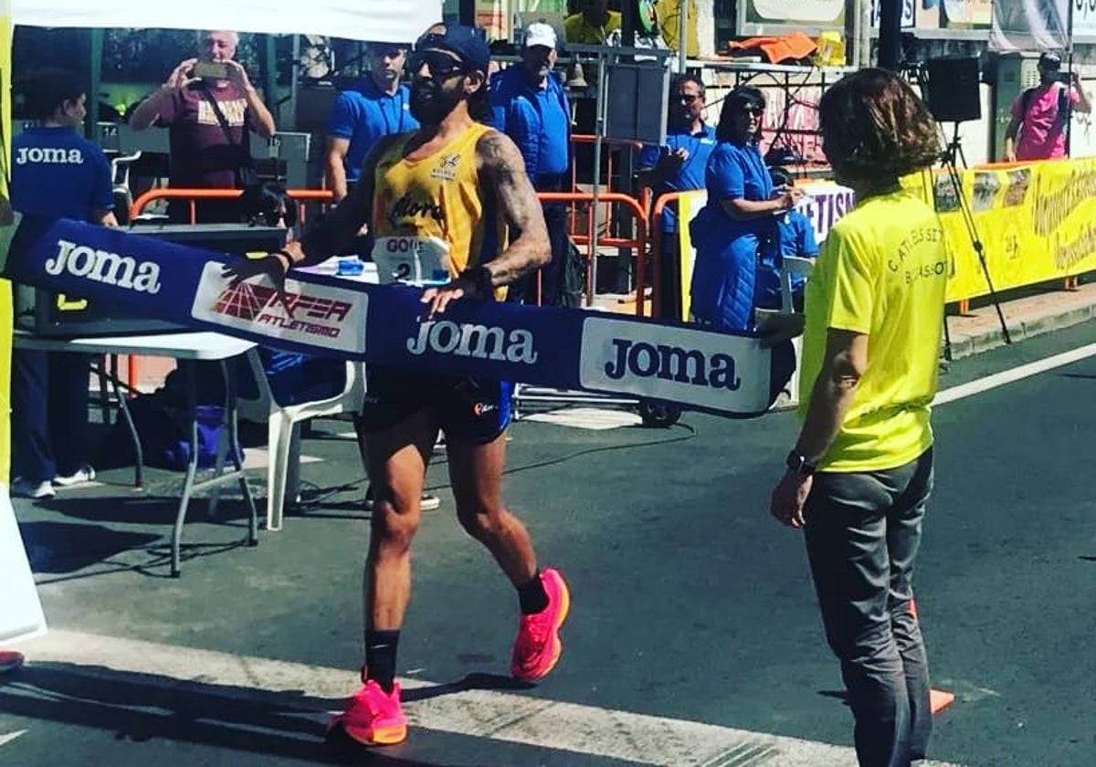 Antonio Jesús Aguilar, en el momento de superar la línea de meta en Burjassot como ganador de la prueba.