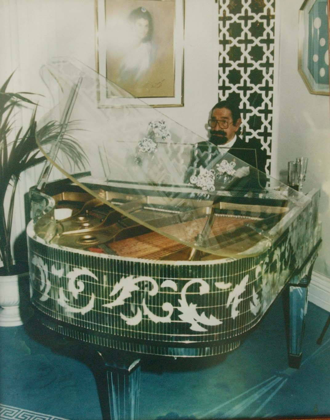 Jaime de Mora y Aragón al piano
