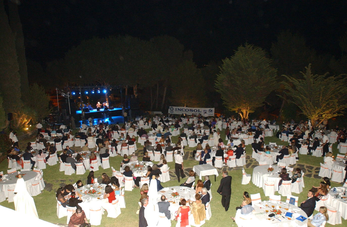 Gala de Unicef, en los jardines del hotel Incosol de Marbella, para recaudar fondos para ayudar a los niños necesitados. En la foto, ambiente en los jardines del hotel (2002)