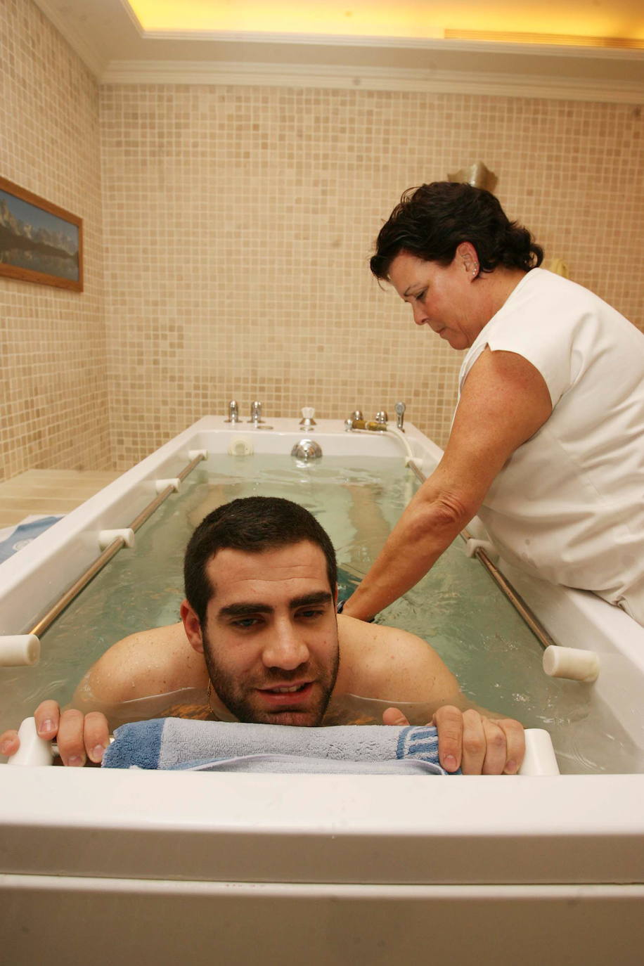 Los jugadores de Unicaja se relajan en la Clínica Incosol antes de los play-off de 2007. En la foto, Carlos Cabezas durante una sesión de hidromasaje.