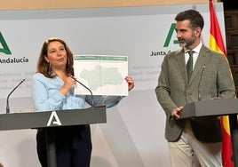 Carmen Crespo enseña el mapa con las obras hidráulicas competencia del Estado pendientes en Andalucia.