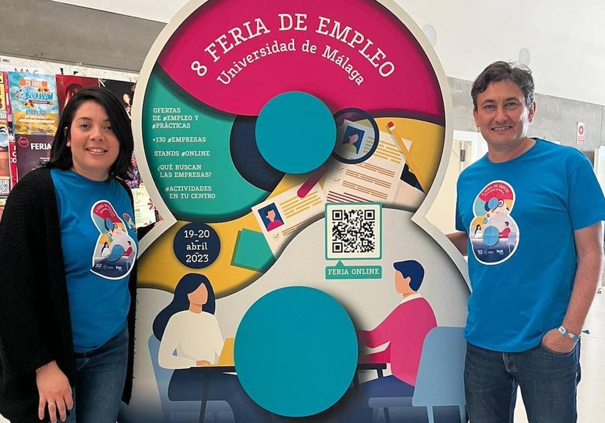 El vicerrector de Innovación, Social y Emprendimiento, Rafael Ventura, junto a una voluntaria de la Feria de Empleo en la Facultad de Psicología.