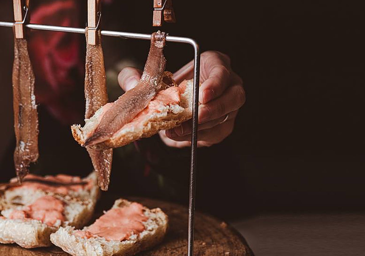 Las anchoas de Zabor Fetén se sirven con pinzas sobre pan cristal y salmorejo.