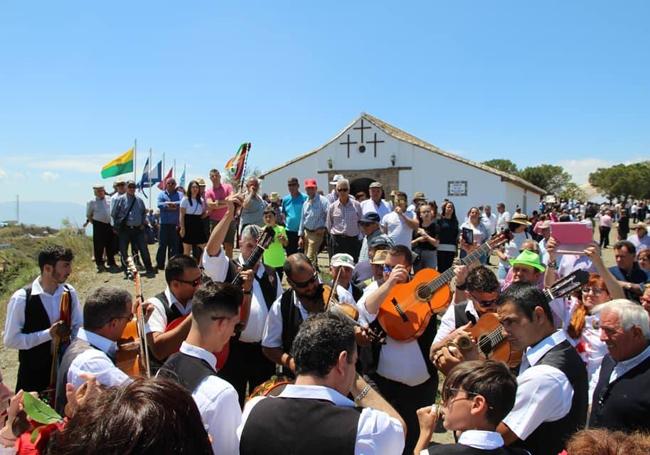 Verdiales frente a la ermita de las Tres Cruces.