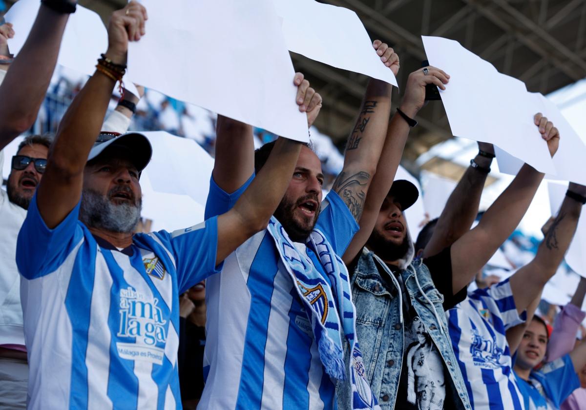 El Málaga intenta liberar 600 localidades de la grada visitante para repartirlas entre los abonados