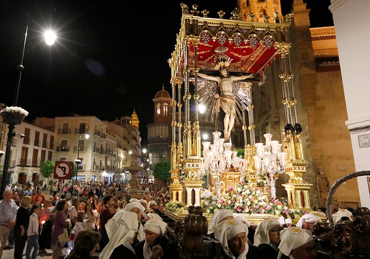 La procesión es la que cuenta con más personas alumbrando tras una imagen en Antequera