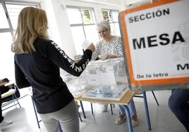 Una votante deposita su papeleta en una urna durante las elecciones municipales de 2019.