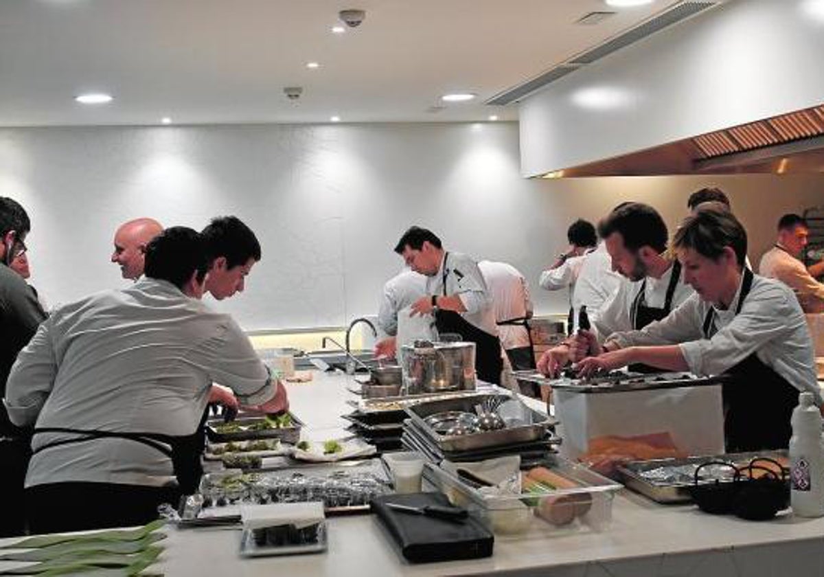 Trabajadores en la cocina de un restaurante.