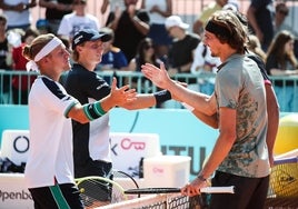 Alejandro Davidovich y Emil Ruusuvuori felicitan a Alexander Zverez y Marcelo Melo tras la derrota en dobles este jueves en Madrid.