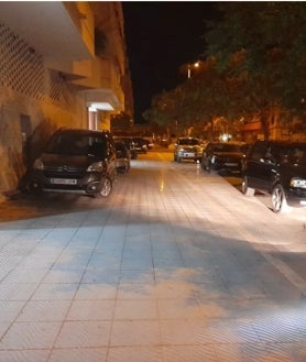 Imagen secundaria 2 - Arriba y abajo a la izquierda, dos imágenes aéreas del festival, con y sin público, y abajo a la derecha, vehículos aparcados en las aceras durante el festival Elrow.