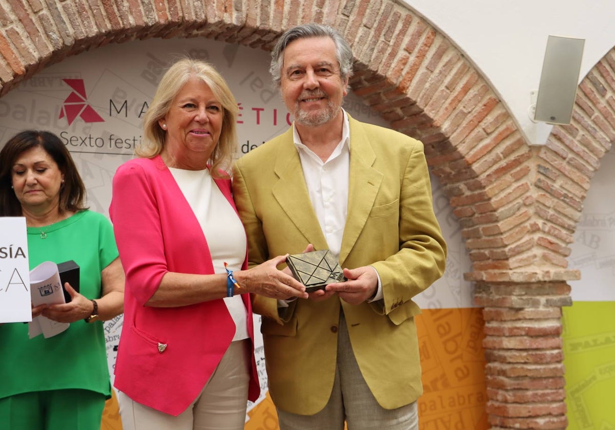 Felipe Benítez Reyes recibe el premio de manos de la alcaldesa, hoy al mediodía.