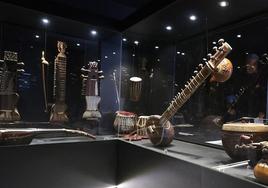 Una de las salas que muestra la colección de instrumentos de todo el mundo, como el sitar.