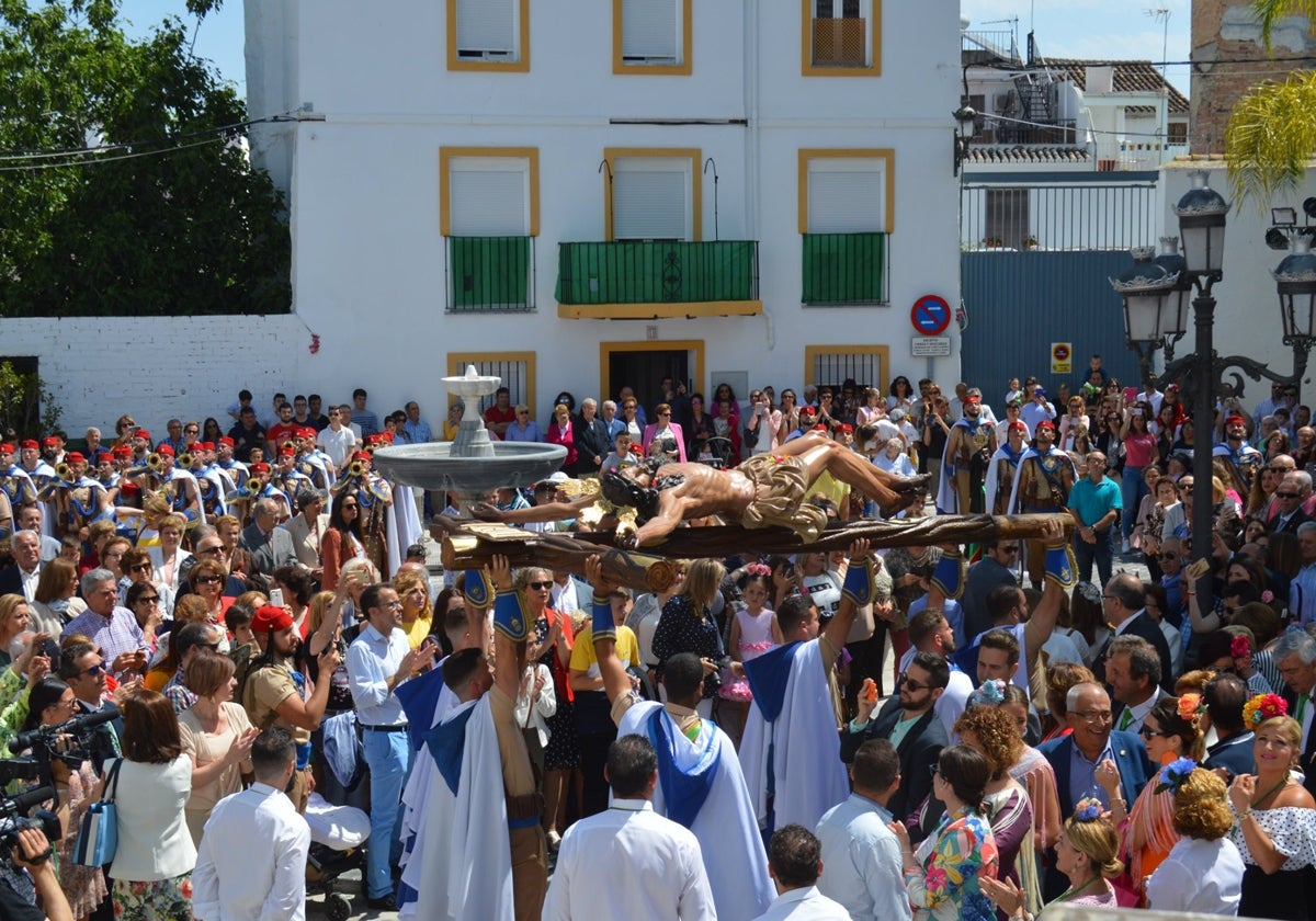 Procesión del Cristo de la VeraCruz en Coín, junto a los Regulares de Ceuta.