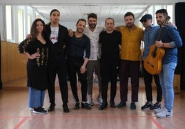 Los artistas que conforman el espectáculo flamenco durante el ensayo.