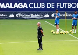 Pellicer sigue atento el entrenamiento de ayer en La Rosaleda.