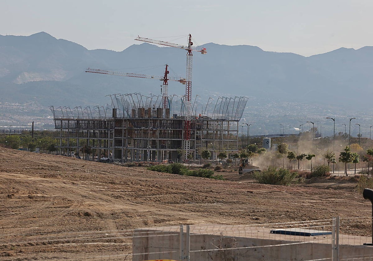 Viviendas que la Sociedad Municipal de Viviendas esta construyendo al oeste del campus de Teatinos.