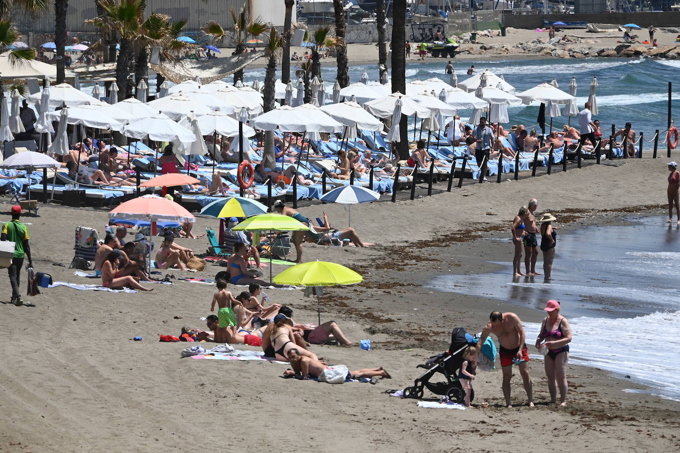 Lleno en playas y chiringuitos de Málaga en el puente de mayo