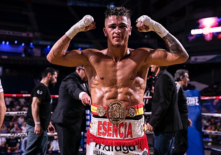 Samuel 'La Esencia' Molina muestra su cinturón de campeón nacional tras el combate.