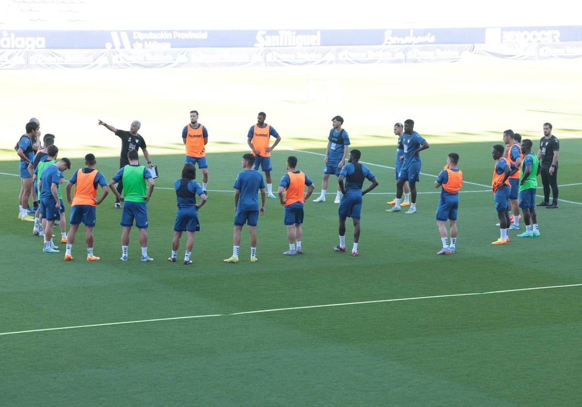 Pellicer, durante la charla a sus jugadores en el entrenamiento del pasado miércoles.