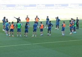 Pellicer, durante la charla a sus jugadores en el entrenamiento del pasado miércoles.