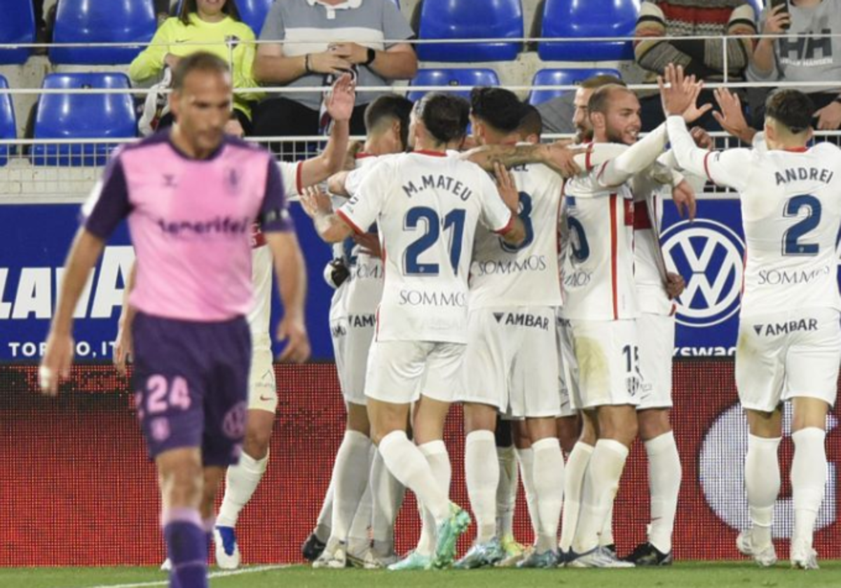 Los jugadores del Huesca celebran su último gol liguero, en Tenerife.