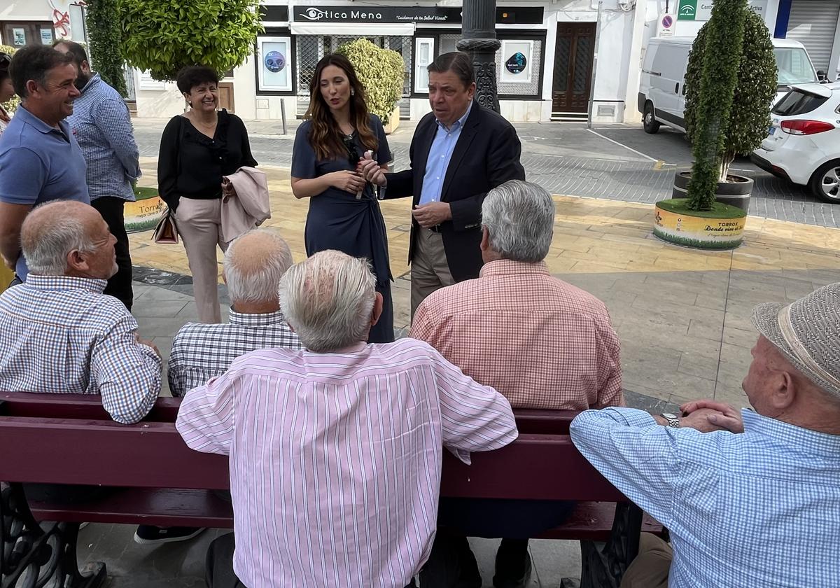 El ministro de Agricultura, Luis Planas, este domingo en Torrox departiendo con un grupo de jubilados en la plaza de la Constitución.