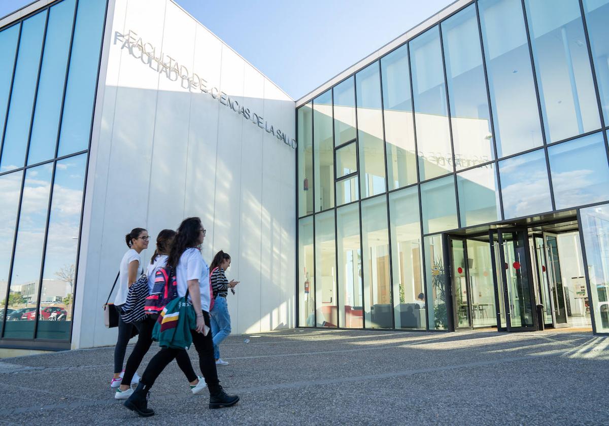 Un grupo de alumnas, a la entrada de la Facultad de Ciencias de la Salud, situada en la ampliación del campus de Teatinos.