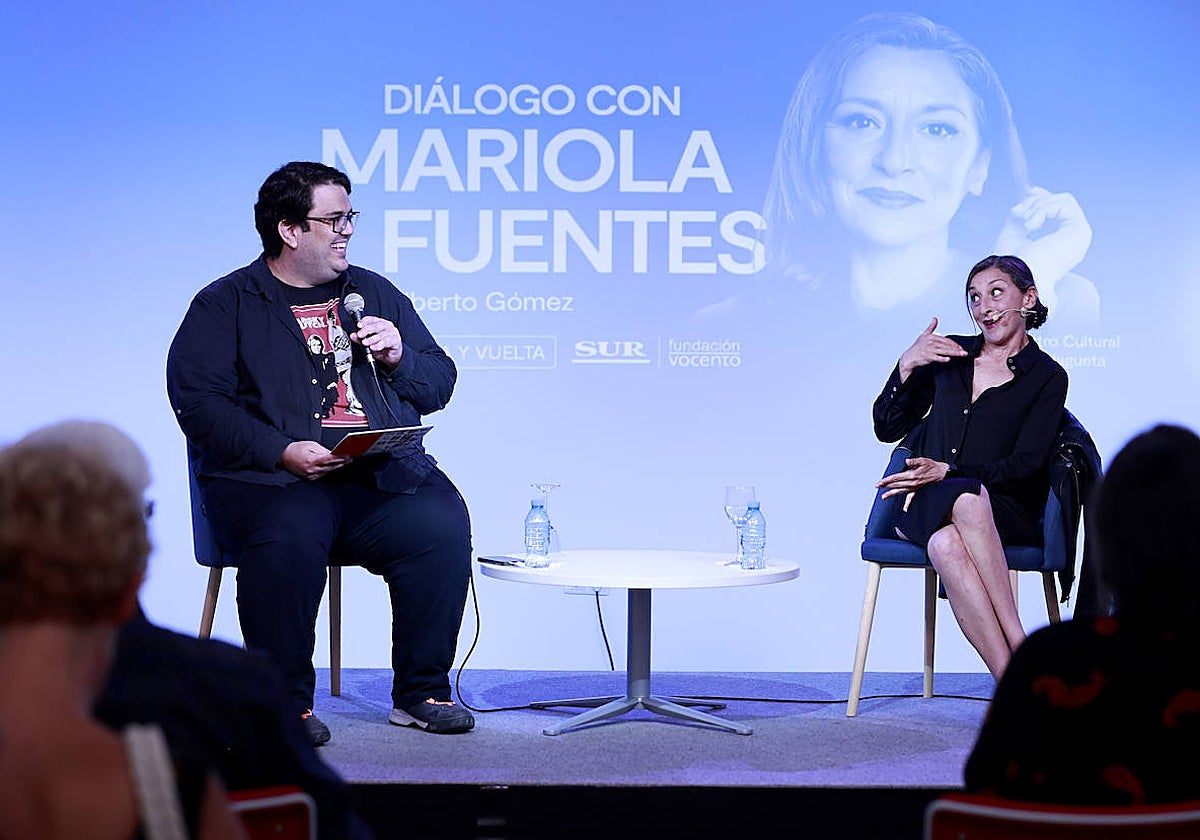 El codirector del Aula de Cultura Alberto Gómez, junto a la actriz Mariola Fuentes, ayer en el ciclo 'Málaga, ida y vuelta'.