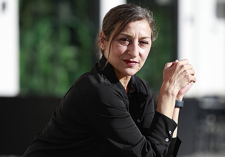 Imagen principal - En la imagen superior, Mariola Fuentes posa para SUR minutos antes del encuentro; el resto, durante el diálogo con Alberto Gómez. 