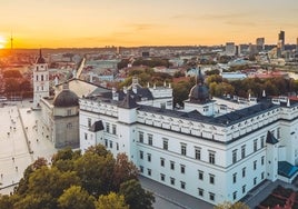 Vista del casco antiguo de Vilnius, con el Palacio de los Duques en primer plano.