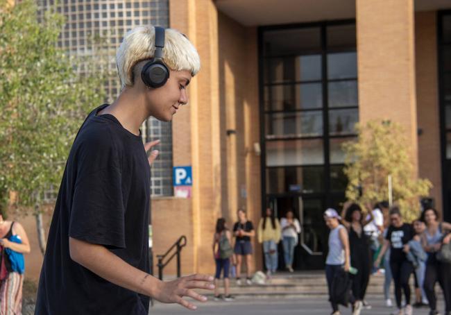 Una de las asistentes baila en la entrada de la Facultad Ciencias de la Educación