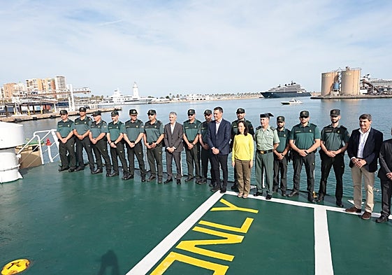 Sánchez y Grande-Marlaska junto al resto de autoridades y agentes en la cubierta de una de las patrulleras.