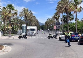 La avenida de Las Naciones Unidas en Puerto Banús ya tiene cortes para la preparación del Ironman.