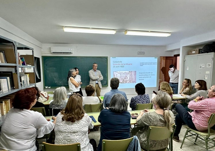 El alcalde, este miércoles en las instalaciones del Centro de Educación Permanente de Personas Adultas Paco Alonso.