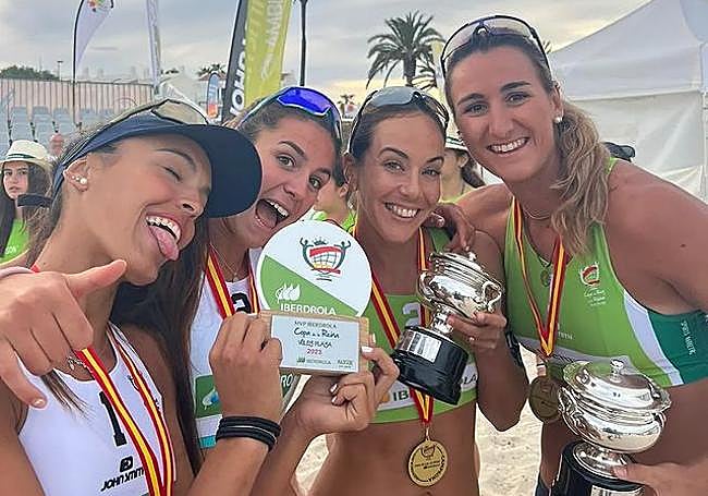 Foto de las finalistas de la Copa de la Reina. De izquierda a derecha: Sofía González, Sol Guiradelli, Ángela Lobato y Belén Carro.